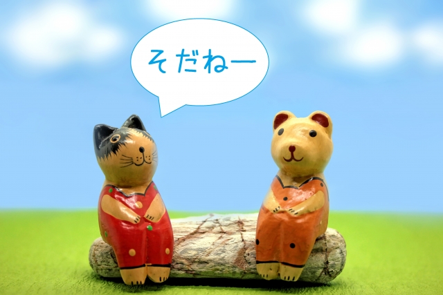 会話しているネコの置物