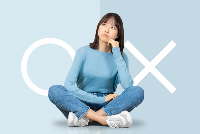 丸かバツか悩む女性