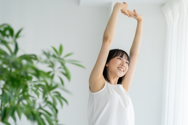 体操をする女性