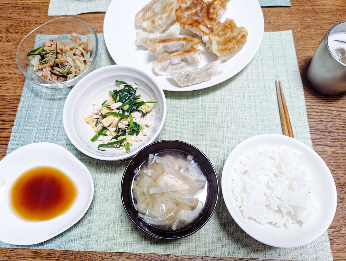 餃子と豆腐炒めの夕食