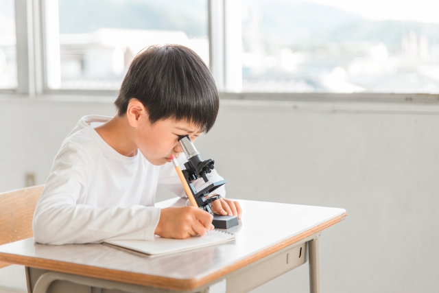 顕微鏡を見る男の子