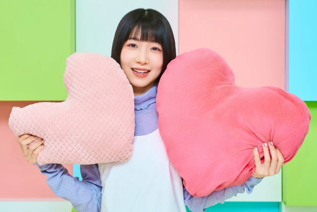 ハートのクッションを抱える女性