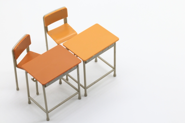 学校の机と椅子