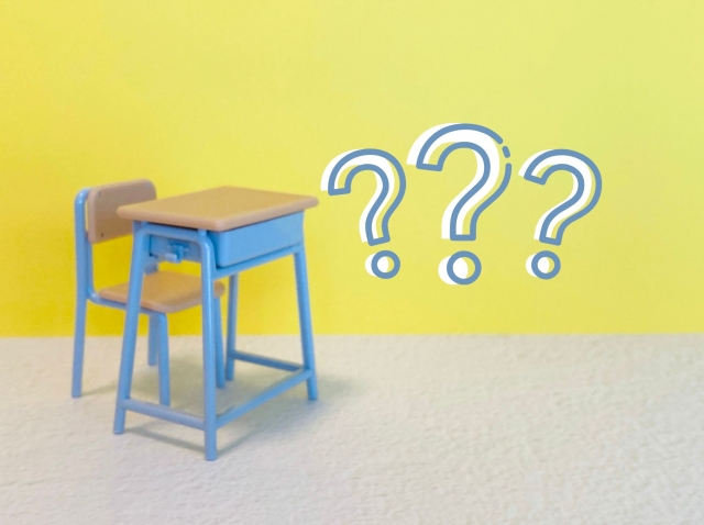 学校の机とはてなマーク