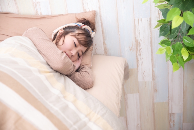 気持ちよさそうに眠る女性