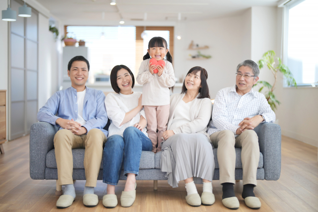家族５人でソファーに座る