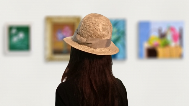 絵画をみる女性