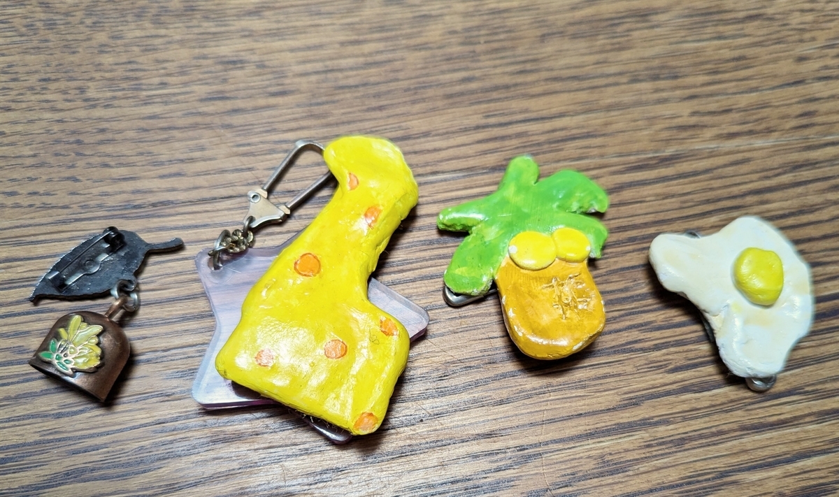 紙粘土ブローチ