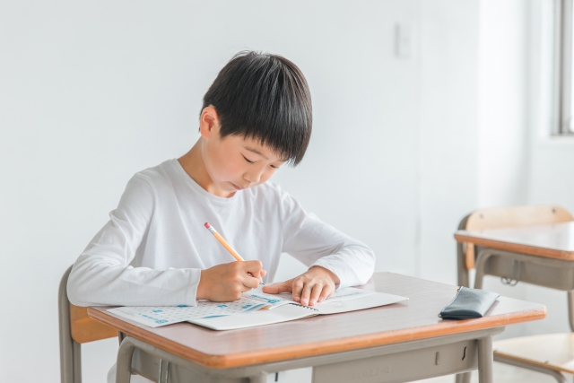 勉強する男の子