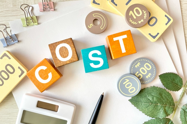 COSTの文字とお金