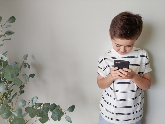 スマホを見る子ども