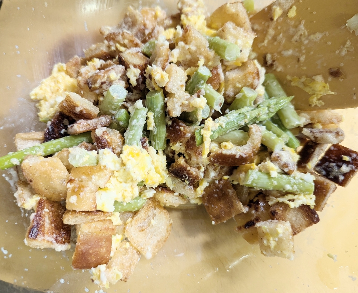 アスパラとクルトンのサラダ