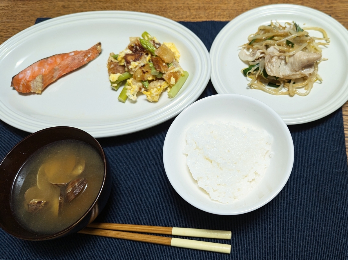 塩鮭とアスパラクルトンサラダの夕食