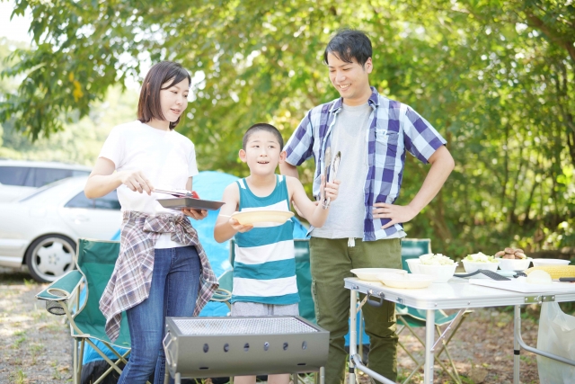 バーベキューをする親子