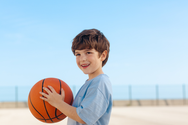 バスケットボールを持つ少年