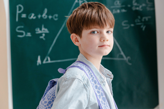 黒板の前の男の子