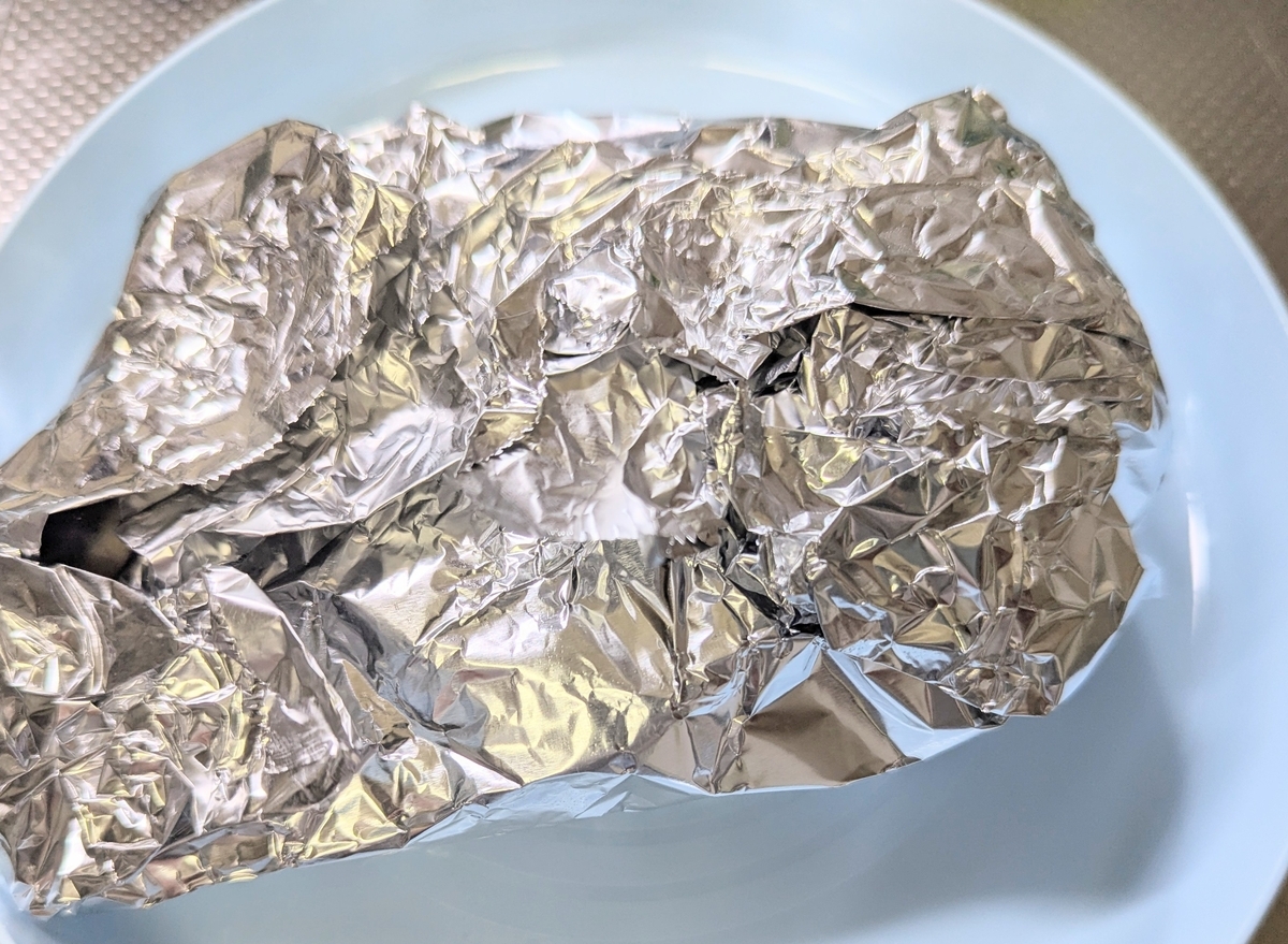 アルミホイルで包んだ豚肉