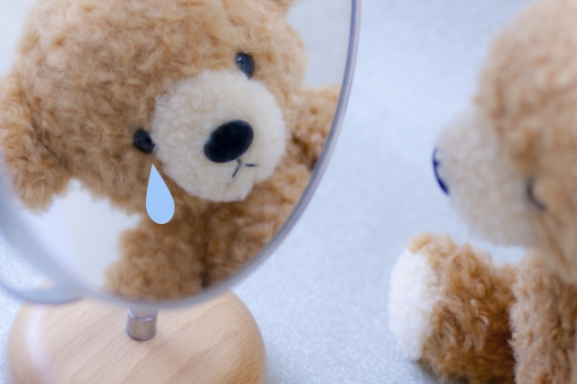 泣いているクマのぬいぐるみ