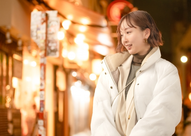白いアウターを着た女性