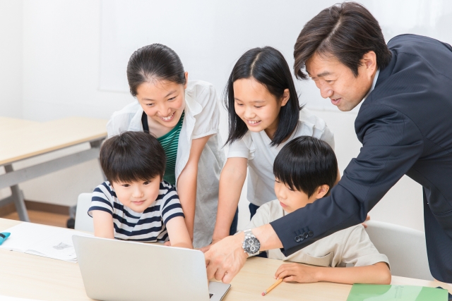 グループ学習をする子ども達
