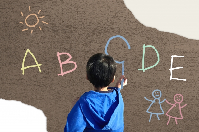 英語の勉強をする子ども