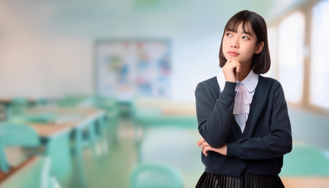 考える女子高生