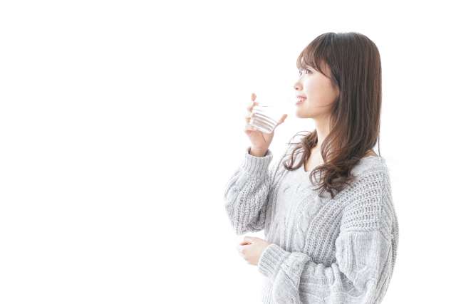 水を飲む女性