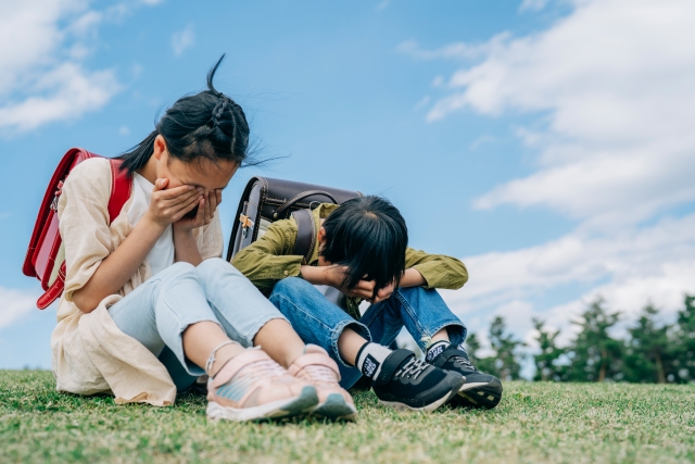 泣いている小学生