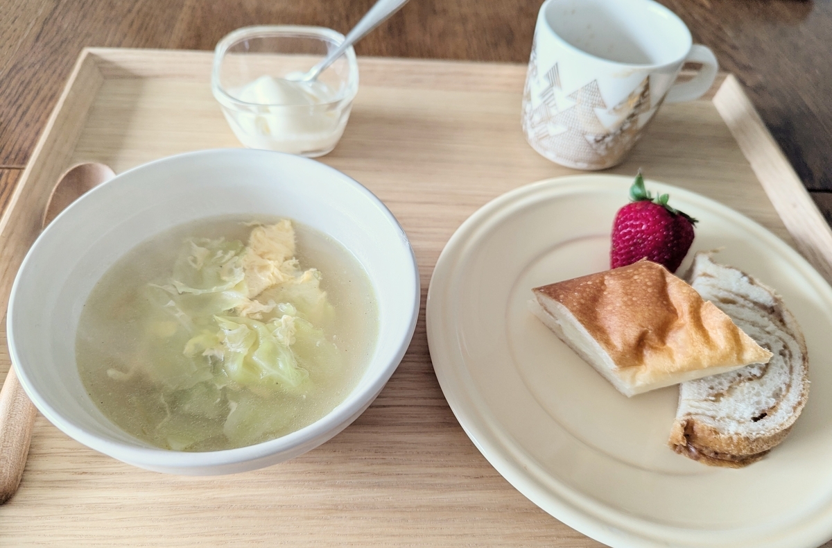 スープとパンの朝食
