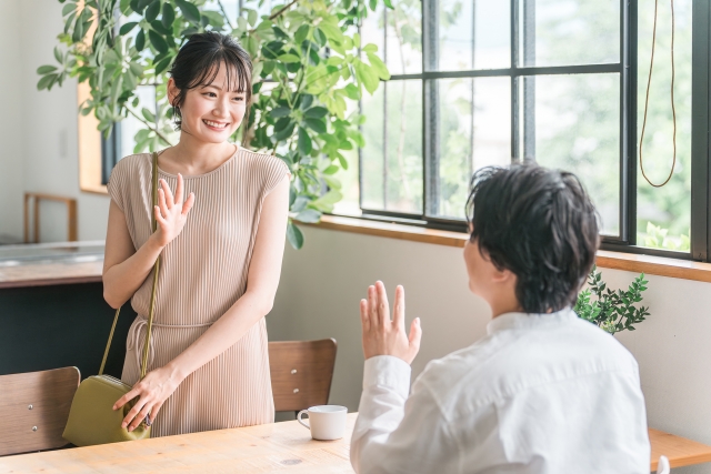 挨拶をする男女