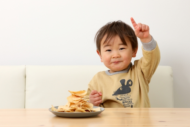 楽しそうに食べる男の子