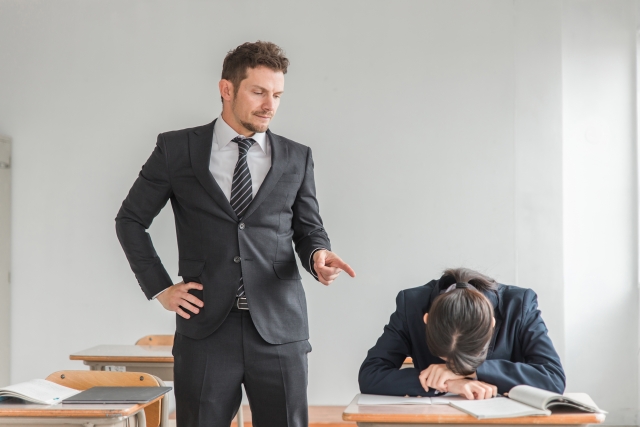 先生に怒られている中学生