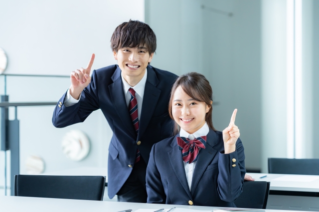 教室にいる男女