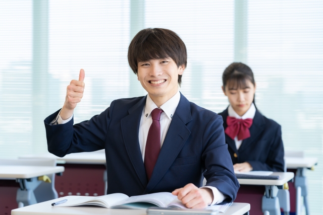 勉強する男子学生