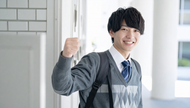 ガッツポーズの男子高生