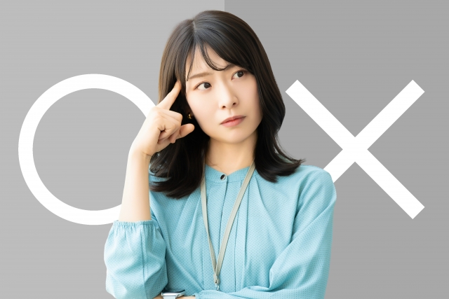 考える女性