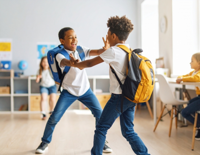 教室で触れ合う子ども