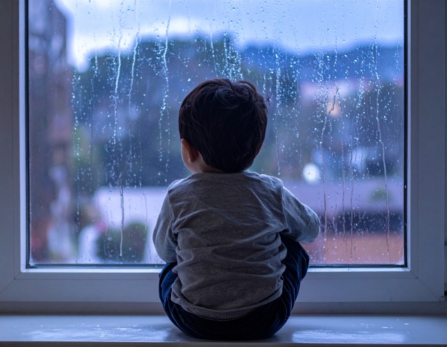 窓際の子供