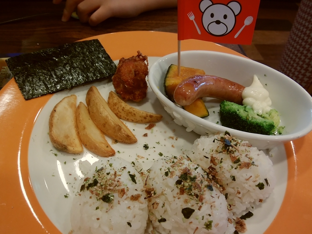 2018ジョナサンの誕生日特典で焼きたてデニッシュソフトを頂く こころもちろん たるをしる