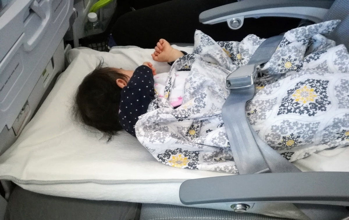 元caママが実践する飛行機のエコノミー席で子どもを寝かせる方法 ベッドになるアイテムご紹介 元caママの子連れトラベルログ