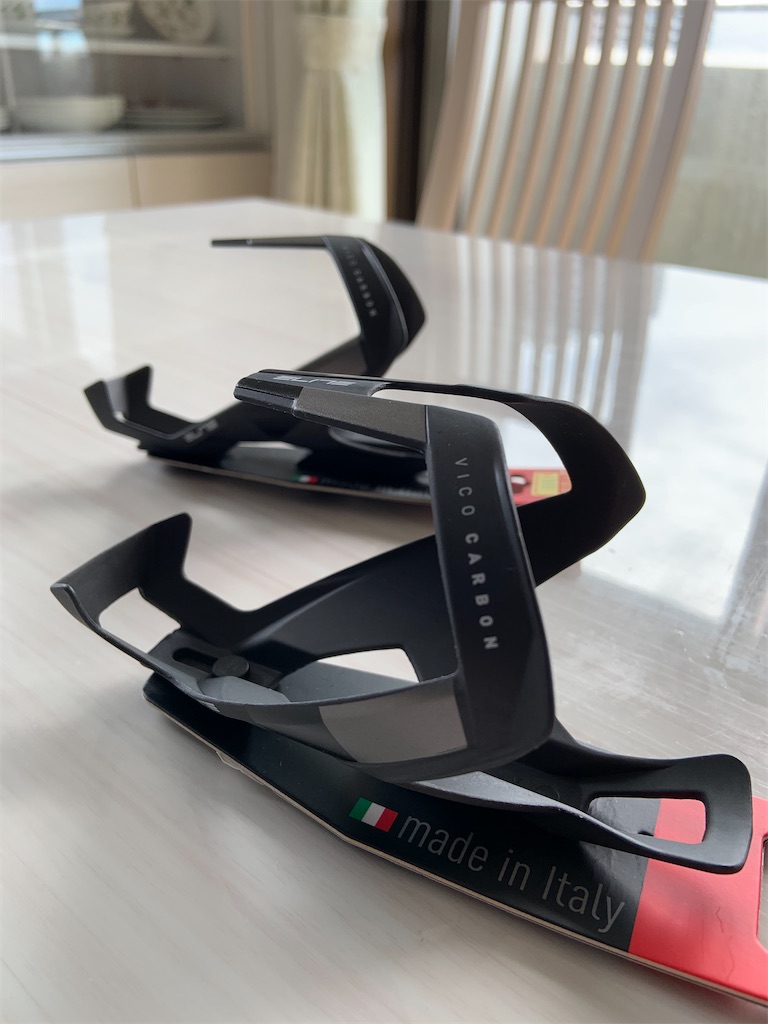 ELITE ボトルケージ ブラック・ホワイト VICO CARBON VICO CARBON | カワシマサイクルサプライ | スポーツサイクル