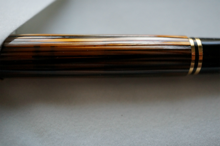 Pelikan M400 茶縞 & 色彩雫 山葡萄 - 詳しくないけどカメラ（と
