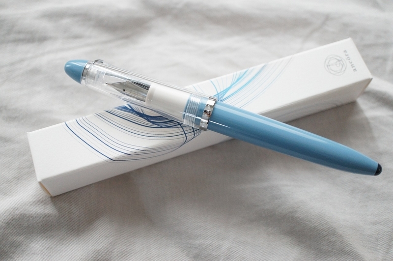 えんぴつのキャップです。写真では水色に見えるけど本当は白色です。