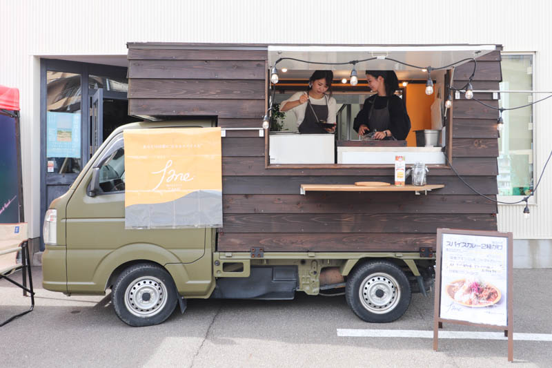 石川県のスパイスカレーセンモンキッチンカー旅するスパイスタネ