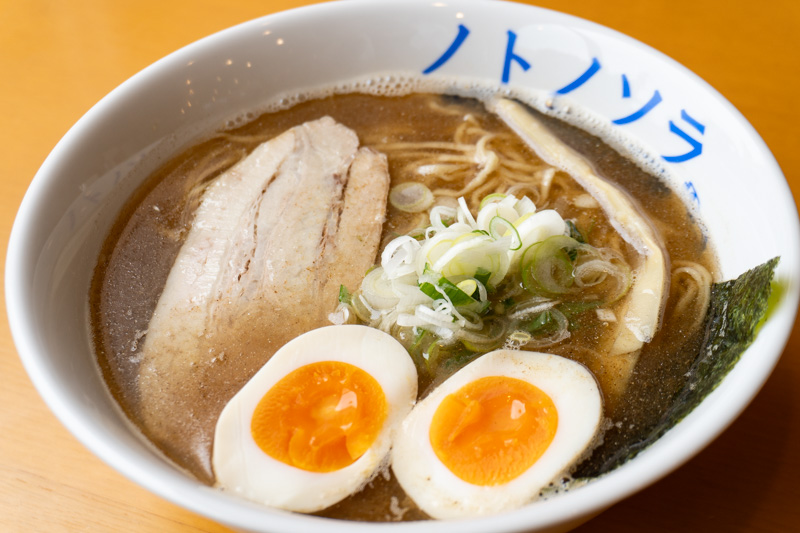 羽咋市にある千里浜煮干ラーメンのノトノソラ