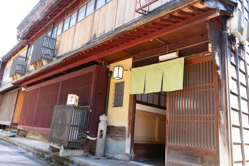 石川県金沢市のひがし茶屋街にある茶の遊 鈴おきの外観
