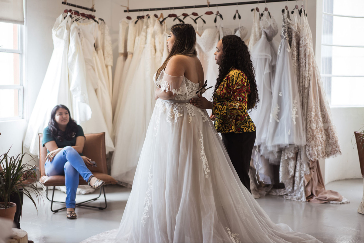 essayer sa robe de mariée avec ses amies