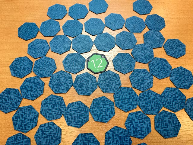 ボードゲーム トロイカ ファーストレビュー はるか彼方の惑星で 石を集めて脱出 そう それはとある星での物語 ぼっちのホビーblog ボドゲ版