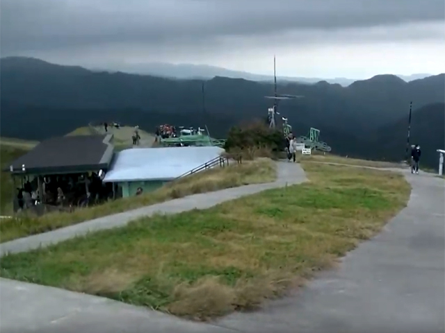 リフト乗り場横の遊歩道