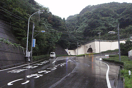 大飯原発へ続くトンネル